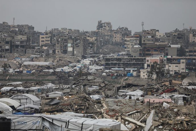 19 de janeiro de 2026, Cidade de Gaza, Faixa de Gaza, Território Palestino: Palestinos deslocados que se refugiam em tendas improvisadas e escolas ou casas fortemente danificadas continuam suas vidas em meio à crise humanitária em curso devido ao bloqueio