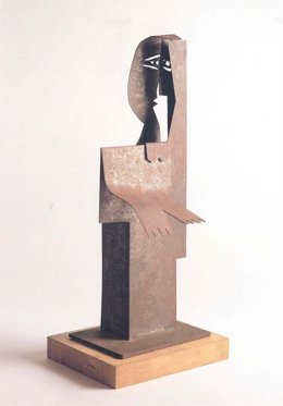 Pablo Ruiz Picasso, Femme debout, 1961. Chapa metálica recortada y soldada, base de madera.
