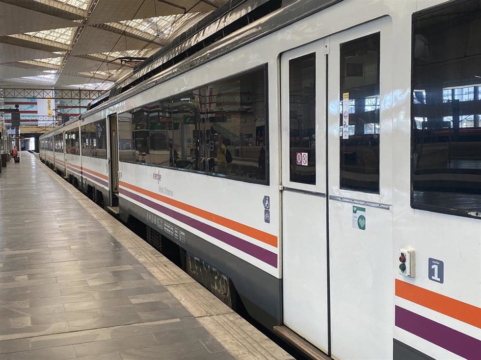 Archivo - Tren de Renfe estacionado en la vía. Imagen de archivo