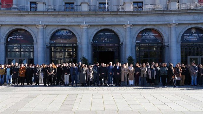 Los trabajadores del Teatro Real, su Coro y Orquesta Titulares y los artistas que están ensayando las óperas Ariadna y Barbazul, de Paul Dukas, y Sueño de una noche de verano, de Benjamin Britten.