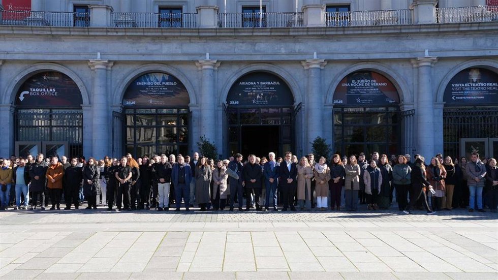 Los trabajadores del Teatro Real, su Coro y Orquesta Titulares y los artistas que están ensayando las óperas Ariadna y Barbazul, de Paul Dukas, y Sueño de una noche de verano, de Benjamin Britten.