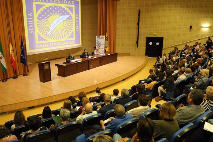 Archivo - Un acto en el salón de acto de la UPO. Imagen de archivo. 