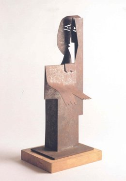 Pablo Ruiz Picasso, Femme debout, 1961. Chapa metálica recortada y soldada, base de madera.