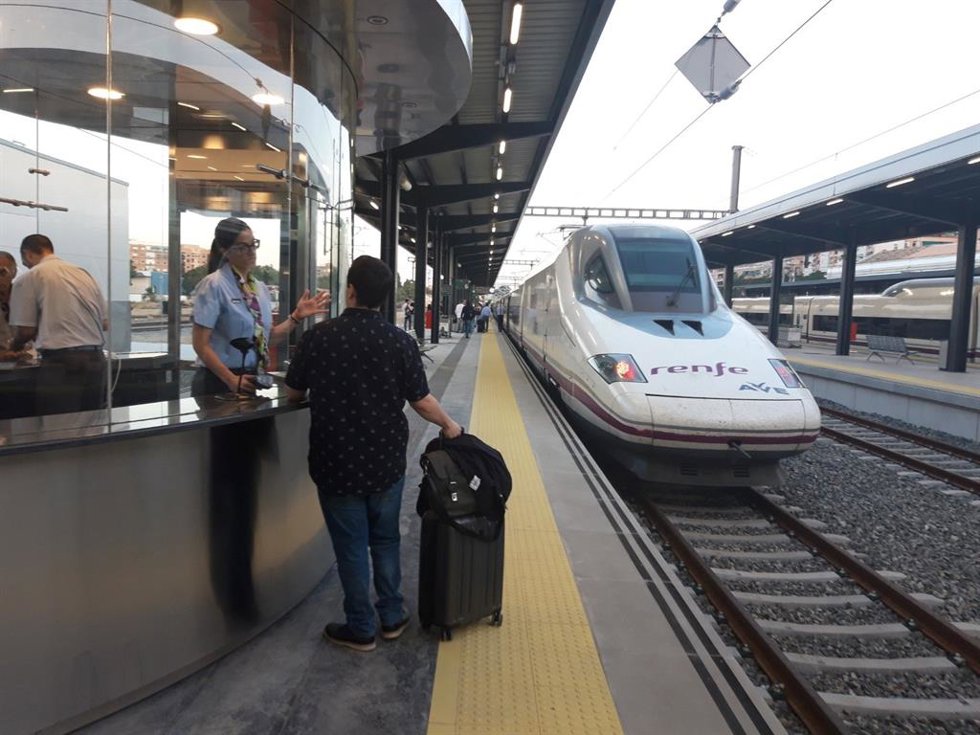 Archivo - AVE en la estación de trenes de Granada