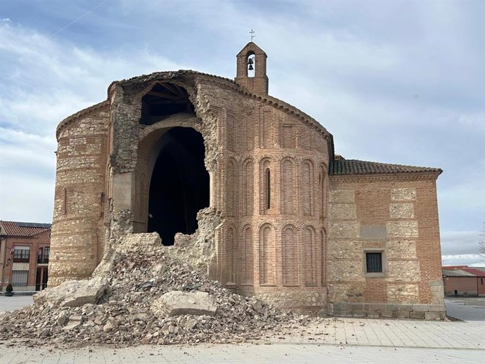 El ábside de la Iglesia de Nuestra Señora del Castillo de Muriel de Zapardiel (Valladolid) se derrumba.
