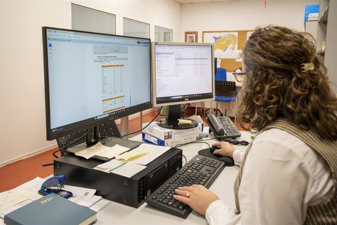 Una administrativa en el Ayuntamiento de Mairena del Aljarafe.
