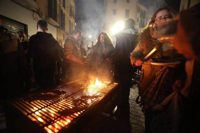 Archivo - Decenas de personas disfrutan de la parrilla tras el encendido del Fogueró por el Drac de na Coca en la Revetla de Sant Sebastià, a 19 de enero de 2023, en Palma de Mallorca, Mallorca, Islas Baleares (España). 