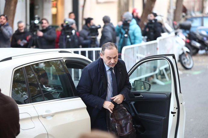 Archivo - El exministro de Transportes José Luis Abalos a su llegada al Tribunal Supremo, a 27 de noviembre de 2025, en Madrid (España).