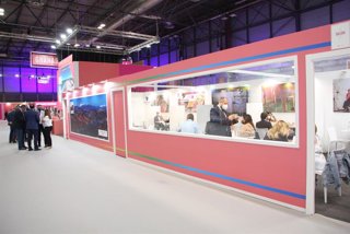 Archivo - Zona de trabajo en el stand de Granada en Fitur en 2021. Archivo.