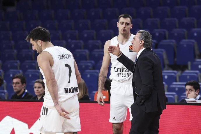 Sergio Scariolo, head coach of Real Madrid, speak with Alberto Abalde during the EuroLeague Regular Season Round 21 match between Real Madrid and Maccabi Tel Aviv at Movistar Arena on January 08 2026, in Madrid, Spain.