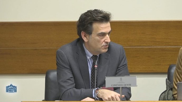 El decano del Colegio Oficial de Graduados e Ingenieros Técnicos de Minas y Energía del Principado, José Augusto Suárez, durante su comparecencia este lunes en la Junta General.