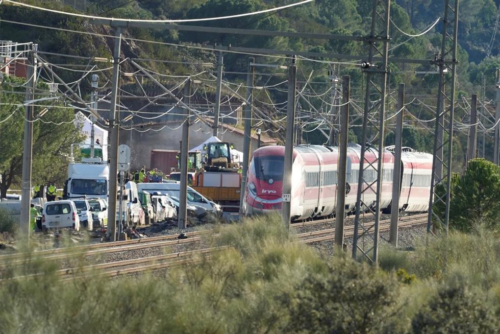 Imagen de la zona del accidente ferroviario con los dos trenes siniestrados.