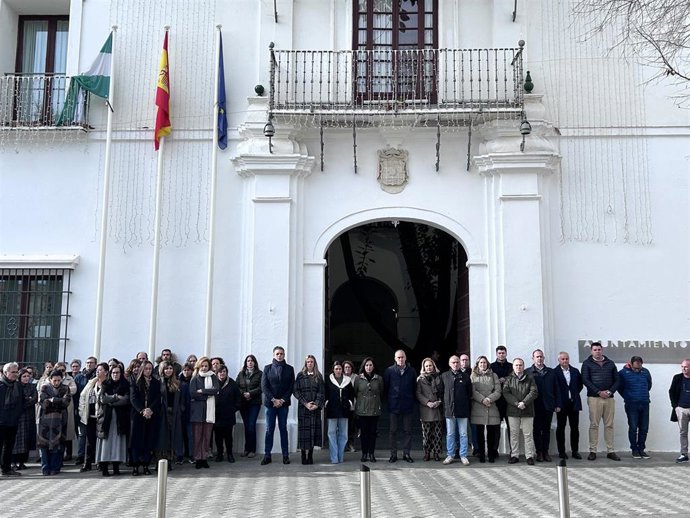 Minuto de silencio guardado en Tomares en solidaridad con las víctimas del accidente de Adamuz.