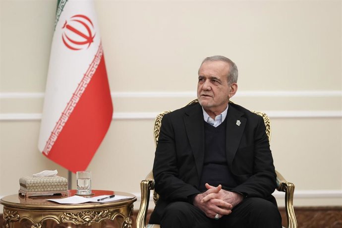 El presidente de Irá, Masoud Pezeshkian, recibe a un dirigente de Irak en su oficina en Teherán.
