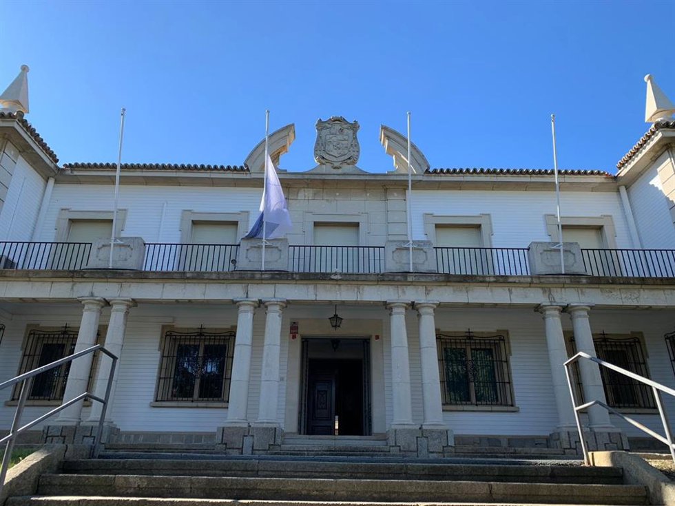 Archivo - Bandera a media asta en la Diócesis de Huelva.