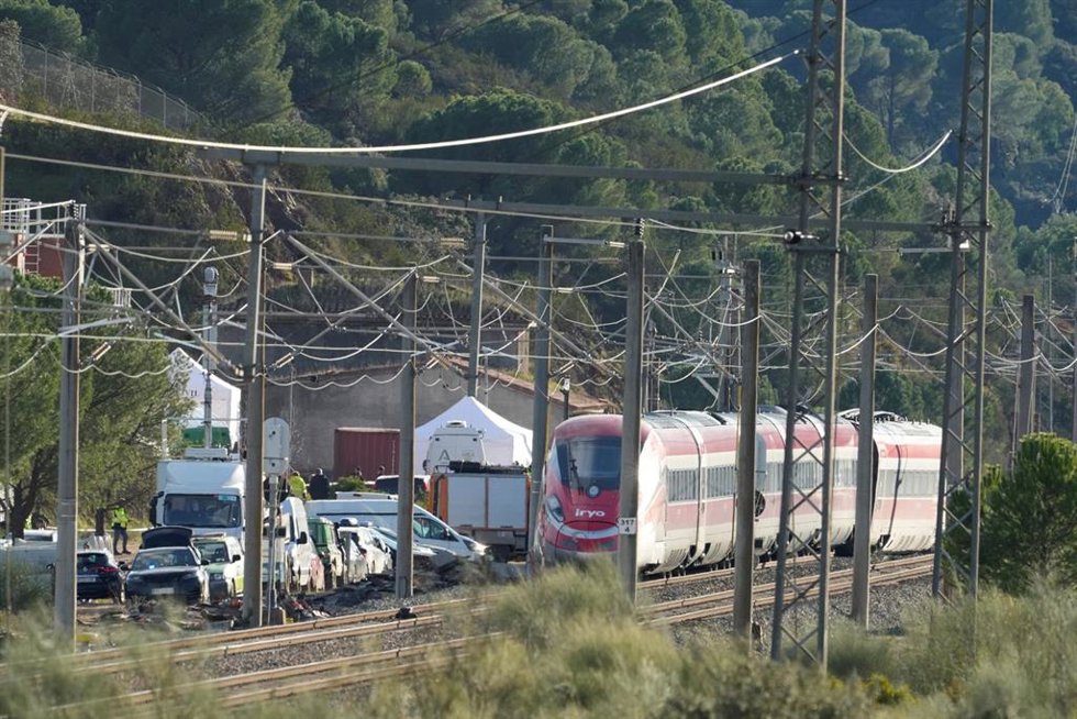 Imagen de la zona del accidente ferroviario con los convoyes de trenes siniestrados 