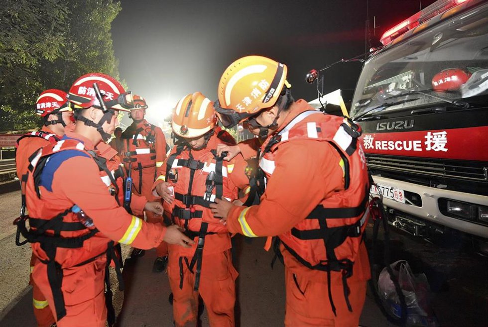 Archivo - Bomberos en China (archivo)