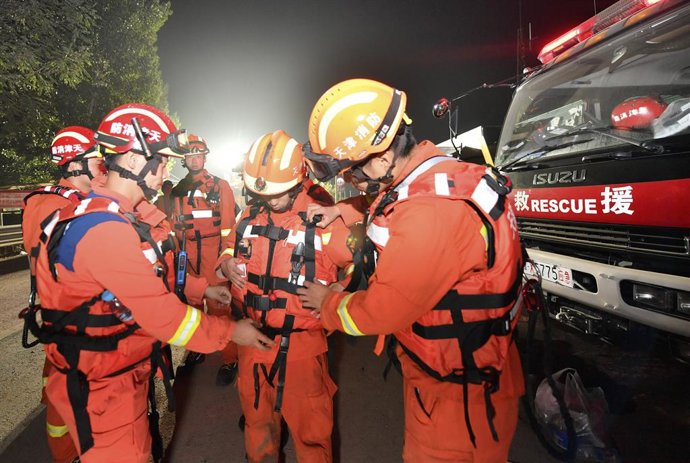 Archivo - Arquivo - TIANJIN, 9 de agosto de 2023 — Bombeiros se preparam antes de patrulhar aldeias na cidade de Taitou, distrito de Jinghai, município de Tianjin, norte da China, em 9 de agosto de 2023. O nível da água na seção Taitou do rio Daqinghe con