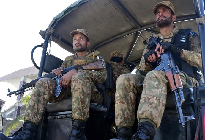 Archivo - LAHORE (PAKISTAN), Feb. 7, 2024  -- Pakistani security personnel are seen ahead of Pakistan's general elections in Lahore, Pakistan, on Feb. 7, 2024. Just a day before Pakistan's general elections, two powerful explosions hit election campaign o