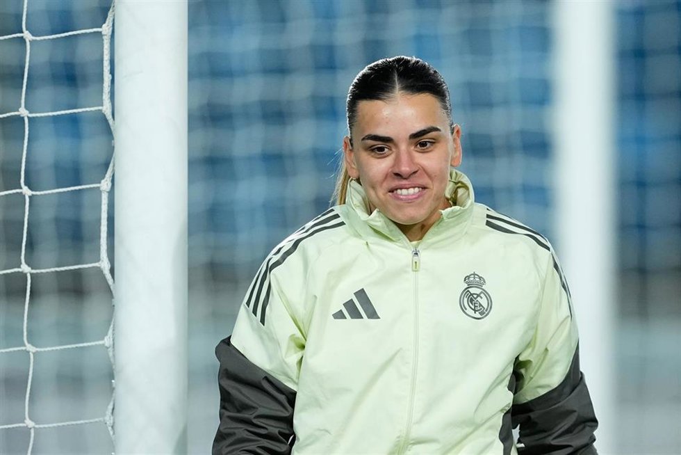 La portera del Real Madrid Misa Rodríguez, en un calentamiento antes de enfrentarse al Athletic Club en Liga F.
