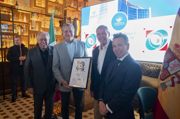 El gobernador de Jalisco, Pablo Lemus, y el presidente del Consejo Regulador del Tequila, Aurelio López Rocha, durante la entrega del Distintivo T al restaurante Bakan, a 19 de enero de 2026, en Madrid (España). 