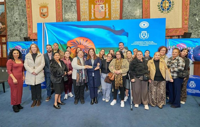 La consejera de Acción Social del Cabildo de Tenerife, Águeda Fumero (c), en la presentación de un documental con motivo de los 600 años del Pueblo Gitano en España