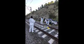 Una imagen de las labores de investigación del accidente muestra un trozo de raíl desprendido en Adamuz