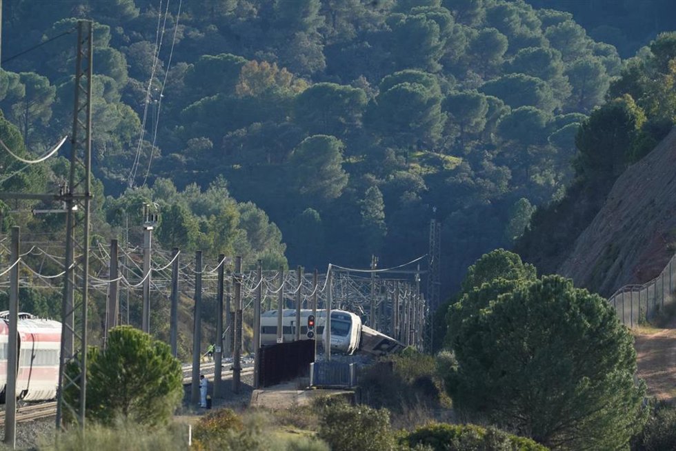 Imagen de la zona del accidente ferroviario con los convoyes de trenes siniestrados