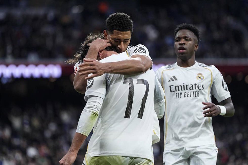 El defensa español Raúl Asencio (Real Madrid CF) celebra un gol ante el Levante UD junto a sus compañeros Jude Bellingham y Vinícius Júnior.