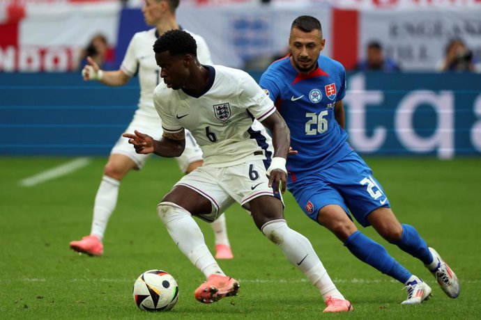 Archivo - 30 June 2024, North Rhine-Westphalia, Gelsenkirchen: England's Marc Guehi (L) and Slovakia's Ivan Schranz (R) battle for the ball during the UEFA EURO 2024 round of 16 soccer match between England and Slovakia at the Schalke Arena. Photo: Friso 