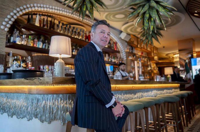 O governador de Jalisco, Pablo Lemus, durante a entrega do Distintivo T ao restaurante Bakan, em 19 de janeiro de 2026, em Madri (Espanha). Este reconhecimento é concedido a restaurantes, bares, hotéis ou centros de consumo para endossar a cultura da tequ