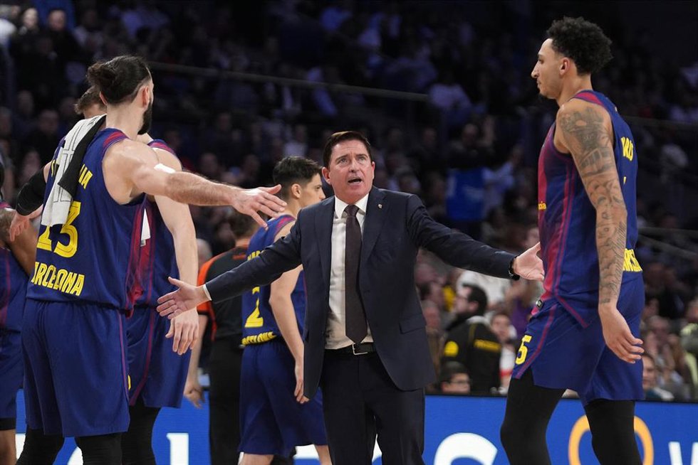 Xavi Pascual y jugadores del Bara en un partido de la Euroliga