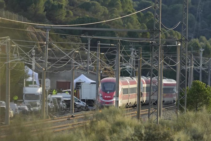 Imagen de la zona del accidente ferroviario con los convoyes de trenes siniestrados en Adamuz (Córdoba).