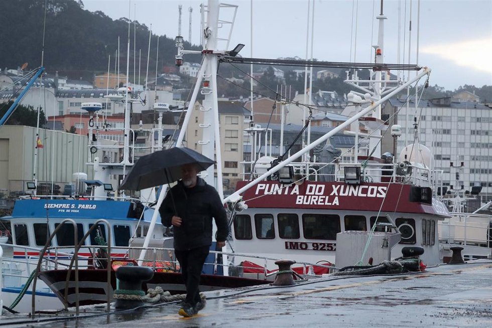 Un pesquero amarra durante la protesta de la flota pesquera de bajura, a 19 de enero de 2026, en Burela, Lugo, Galicia (España). La flota de pesca de bajura comienza un paro indefinido para protestar contra la nueva normativa europea que obliga a los ba