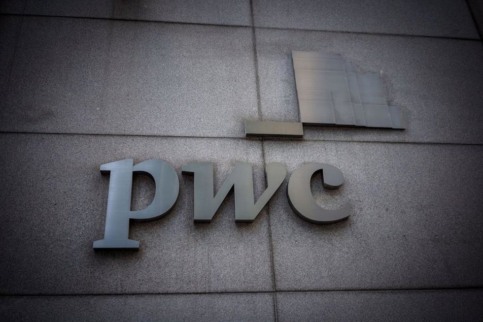 Archivo - FILED - 16 September 2023, US, New York: The logo of the auditing company PWC, taken in Manhattan. Photo: Michael Kappeler/dpa