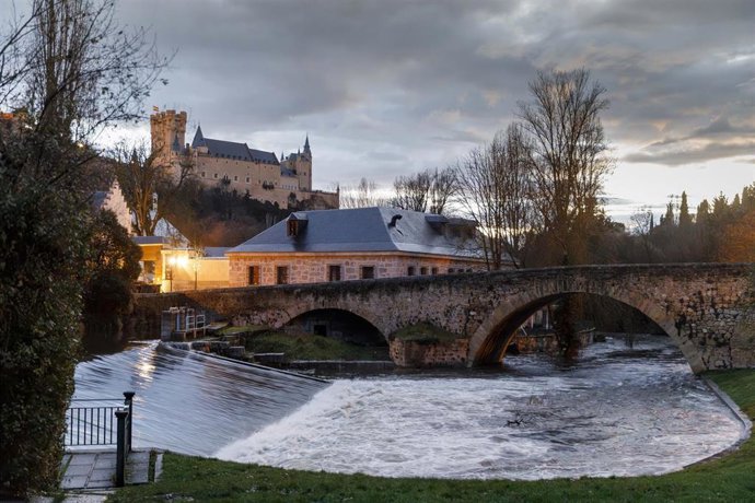 Archivo - El río Eresma a su paso por la Casa de la Moneda, a 6 de marzo de 2025.