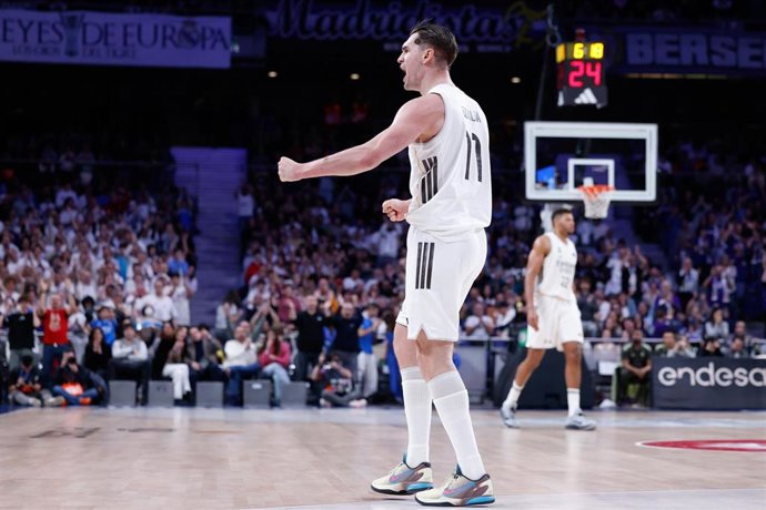 Mario Hezonja celebra una canasta durante un partido del Real Madrid