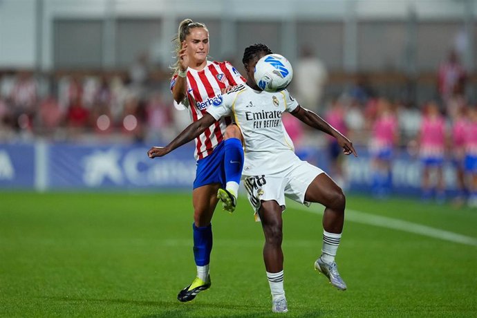 Archivo - Andrea Medina y Linda Caicedo pelean por un balón en el Atlético de Madrid-Real Madrid de la Liga F Moeve 25-26