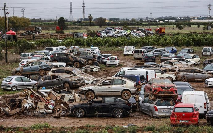 Archivo - Coches afectados por la dana amontonados en una parcela, a 13 de noviembre de 2024, en Paiporta, Valencia.