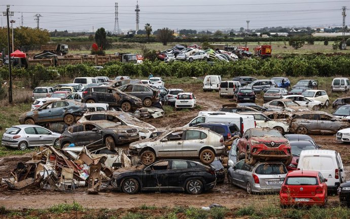 Archivo - Arxiu - Cotxes afectats per la dana amuntegats en una parcel·la, a 13 de novembre del 2024, a Paiporta, València.