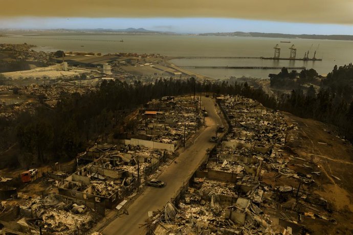 Concepcion, 18 de enero 2026.  Incendio forestal en Lirquen comuna de Penco en Concepcion.  Javier Torres/Aton Chile
