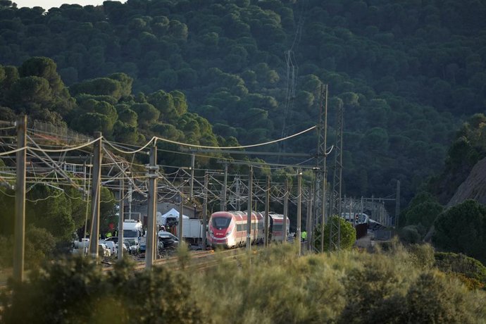 Imagen de la zona del accidente ferroviario con los convoyes de trenes siniestrados donde han comenzado los trabajos de recuperación de los mismos. A 19 de enero de 2026, en Adamuz, Córdoba (Andalucía, España). La cifra de fallecidos se ha elevado a 39, s
