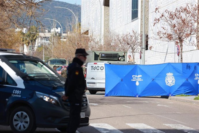 Llegada de un coche fúnebre al Instituto de Medicina Legal y Ciencias, tras el siniestro ferroviario de Adamuz. A 19 de enero de 2026, en Córdoba (Andalucía, España).