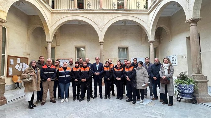 Voluntarios de Protección Civil de Andújar junto a miembros de la Corporación municipal.