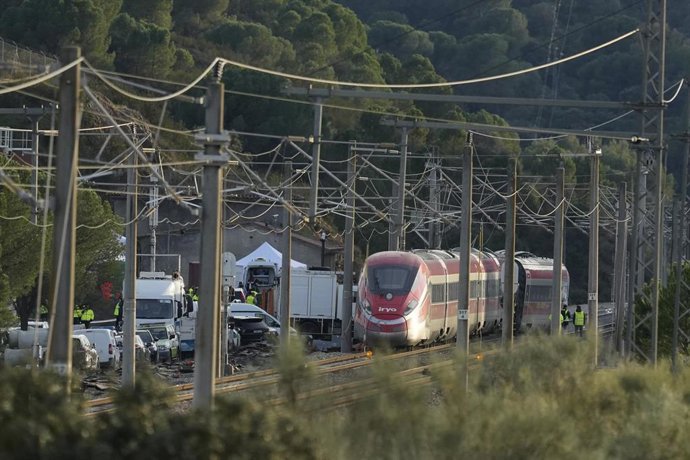 Imagen de la zona del accidente ferroviario con los convoyes de trenes siniestrados donde han comenzado los trabajos de recuperación de los mismos. A 19 de enero de 2026, en Adamuz, Córdoba (Andalucía, España).