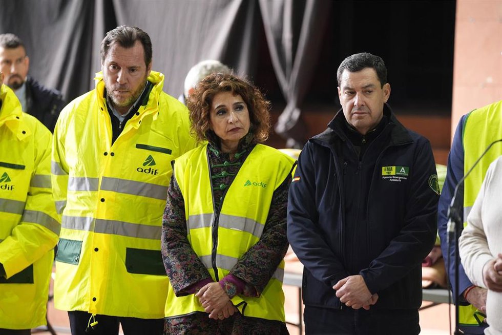 La vicepresidenta primera del Gobierno y ministra de Hacienda, María Jesús Montero, el ministro de Transportes, Óscar Puente y el presidente de la Junta de Andalucía, Juanma Moreno, durante una atención a medios, a 19 de enero de 2026 en Adamuz, Córdob