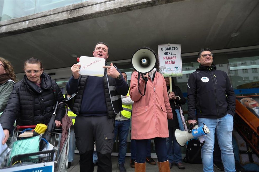 Manifestantes  durante una tractorada en contra del acuerdo alcanzado de Mercosur, a 12 de enero de 2026, en Lugo, Galicia (España). Productores de lácteos y carne se movilizan en la serie de protestas a lo largo de Europa contra el acuerdo alcanzado po