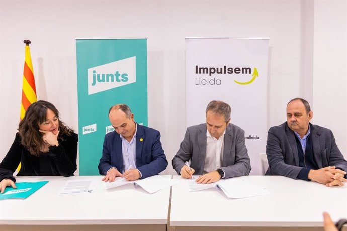 Firma del acuerdo entre Junts e Impulsem Lleida para acudir conjuntamente a las elecciones municipales