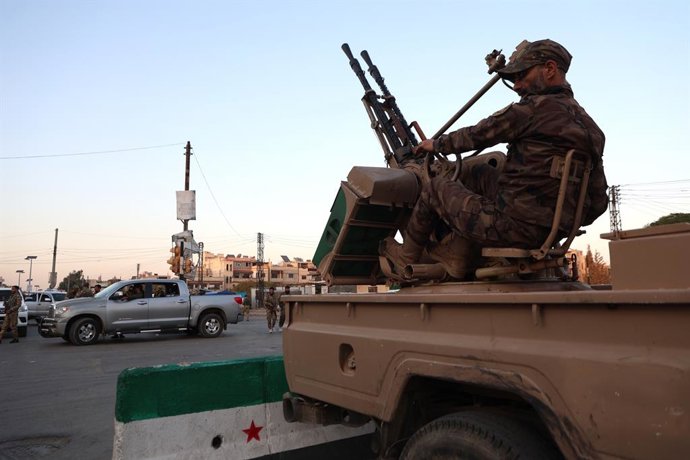 Archivo - HOMS, Nov. 24, 2025  -- A soldier of Syrian security forces sits on a military vehicle following a wave of violence and the announcement of a citywide curfew in Homs city, Syria, on Nov. 23, 2025.