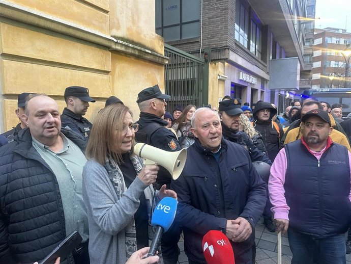 La presidenta de la CHD, María Jesús Lafuente, y el presidente del Sindicato de Riego de la Comunidad de Regantes del Páramo Bajo tras la reunión de este lunes a las puertas de la CHD.